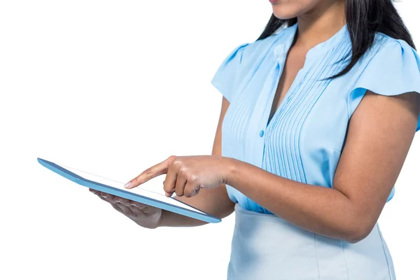 Bijgesneden afbeelding van zakenvrouw met behulp van Tablet PC — Stockfoto