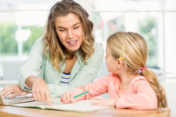 Mor kontrollera döttrar läxor — Stockfoto