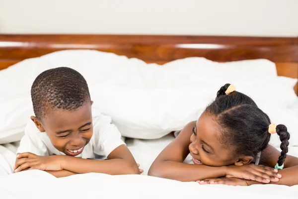 Fratello e sorella sdraiati nel letto — Foto Stock