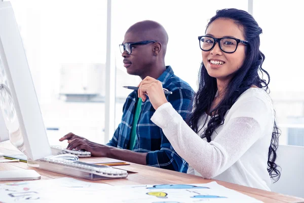 Zakenvrouw met collega aan balie — Stockfoto