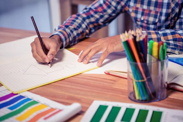 Designer zeichnen auf Buch — Stockfoto