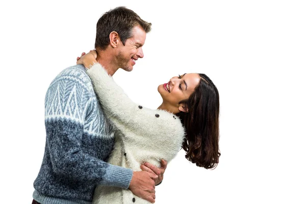 Romantisches Paar umarmt sich in warmer Kleidung — Stockfoto