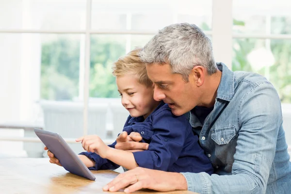 父亲和儿子使用平板电脑 — 图库照片