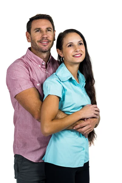 Задумчивая улыбающаяся пара обнимается — стоковое фото