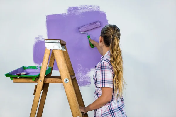 Mujer casual pintando una pared —  Fotos de Stock