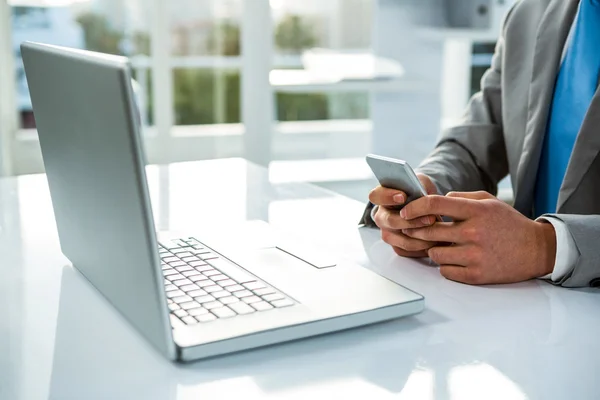 På nära håll beskåda av en affärsman med sin telefon — Stockfoto