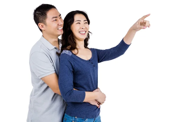 Casal feliz com mulher apontando para cima — Fotografia de Stock