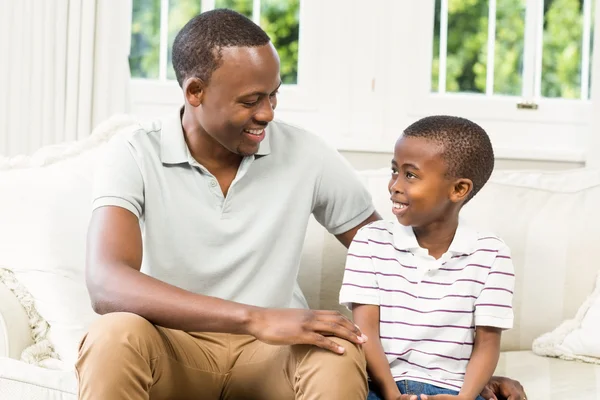 Vader en zoon zittend op de Bank — Stockfoto