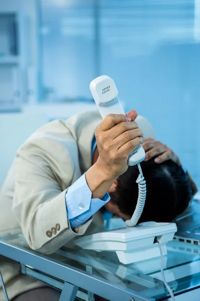 Überwältigter asiatischer Geschäftsmann am Telefon — Stockfoto