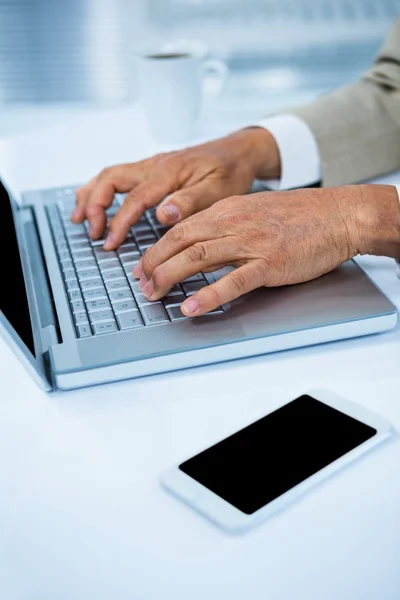 Close-up van een zakenman met zijn laptop — Stockfoto