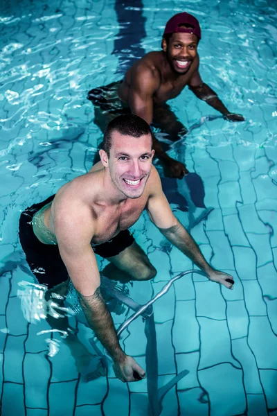 Apto homens de bicicleta na piscina — Fotografia de Stock