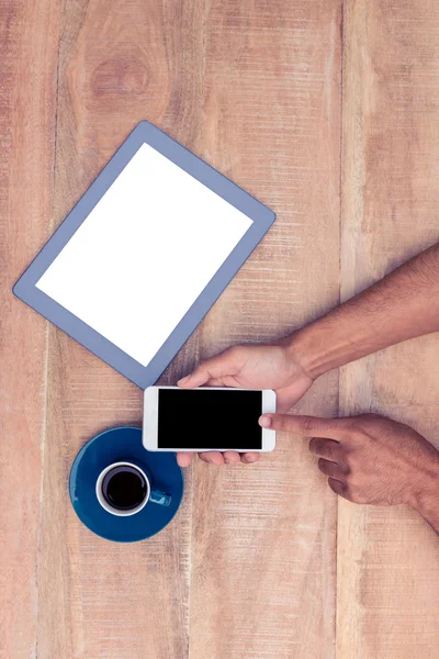 Uomo utilizzando smartphone da caffè — Foto Stock