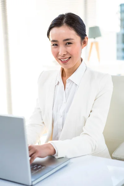 Femme d'affaires souriante utilisant un ordinateur portable — Photo