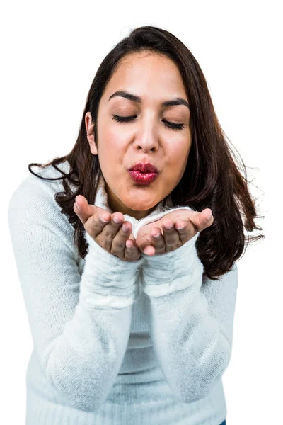 Mooie vrouw waait kus — Stockfoto