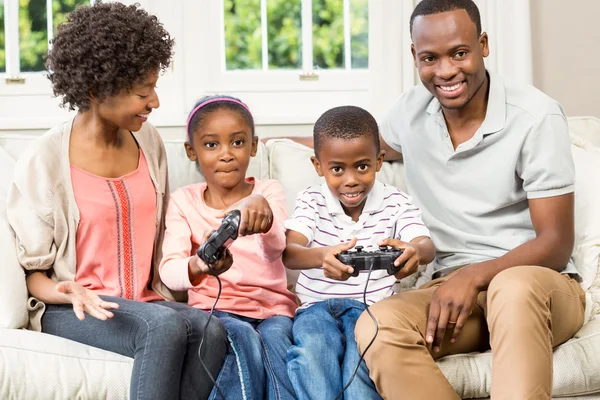 Familie sitzt zusammen auf der Couch — Stockfoto