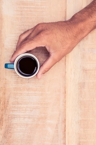 Geschäftsmann hält Kaffee auf dem Tisch — Stockfoto