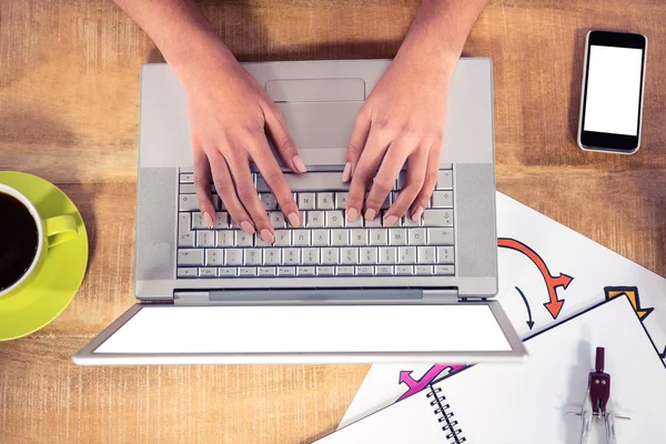 Ruce psaní na klávesnici notebooku — Stock fotografie