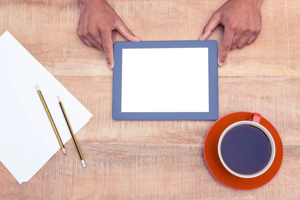 Man med digital tablet över bordet — Stockfoto