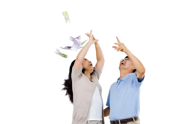 Casal feliz jogando dinheiro no ar — Fotografia de Stock