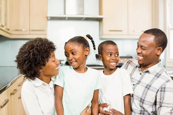 Família feliz na cozinha — Fotografia de Stock