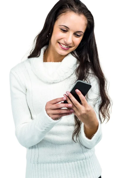 Mujer sonriente usando smartphone — Foto de Stock