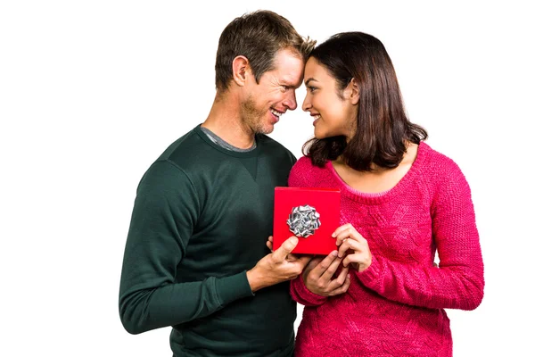 Feliz pareja sosteniendo caja de regalo — Foto de Stock