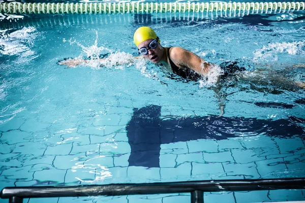 Donna che nuota in piscina — Foto Stock