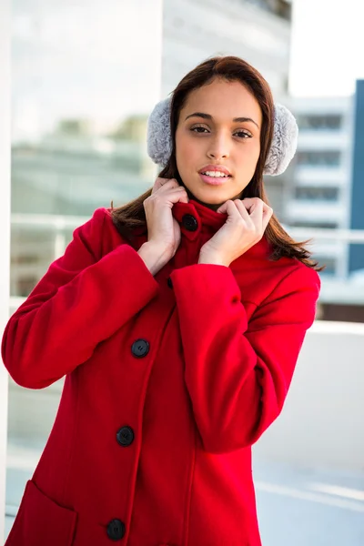 Portrait de femme portant un manteau — Photo