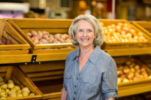 食料品店で年配の女性の笑顔 — ストック写真