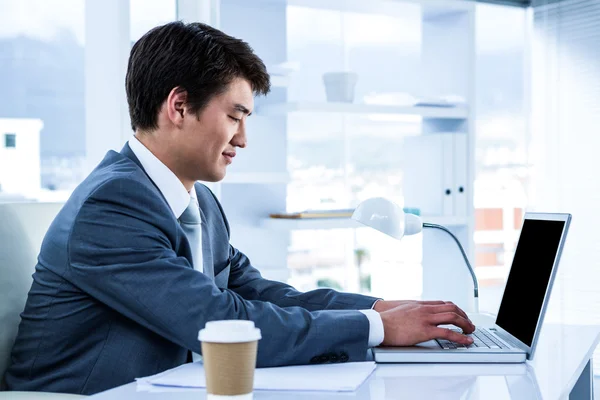 Asiático hombre de negocios utilizando su ordenador — Foto de Stock