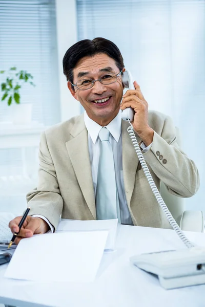 電話で話して笑顔の実業家 — ストック写真