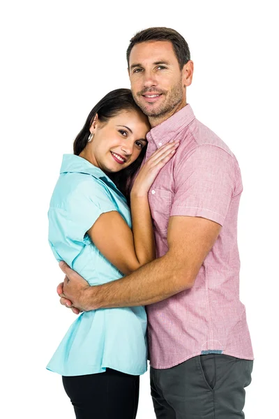 Sorrindo casal abraçando e olhando para a câmera — Fotografia de Stock