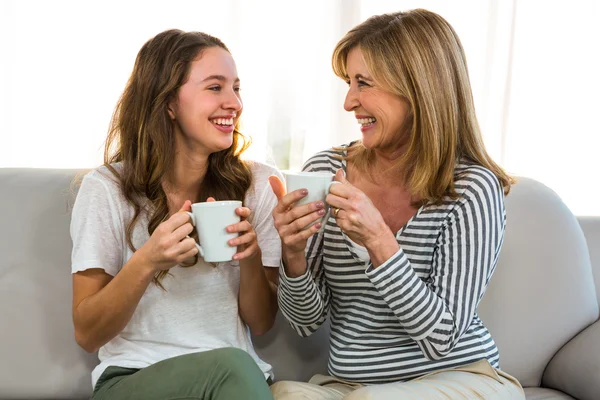 Madre e hija beben té — Foto de Stock