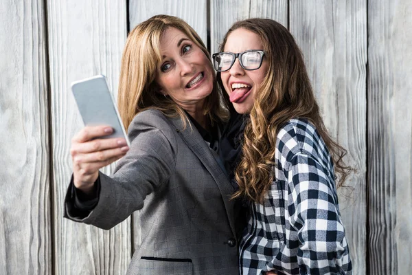 Moeder en dochter nemen een selfie — Stockfoto