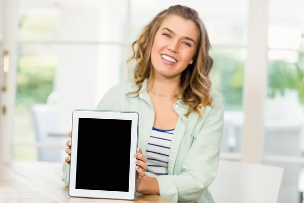Blondine zeigt Tablet-Bildschirm — Stockfoto