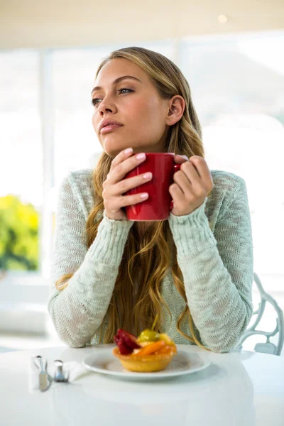 Blonde drinking a coffee — Stock Photo, Image