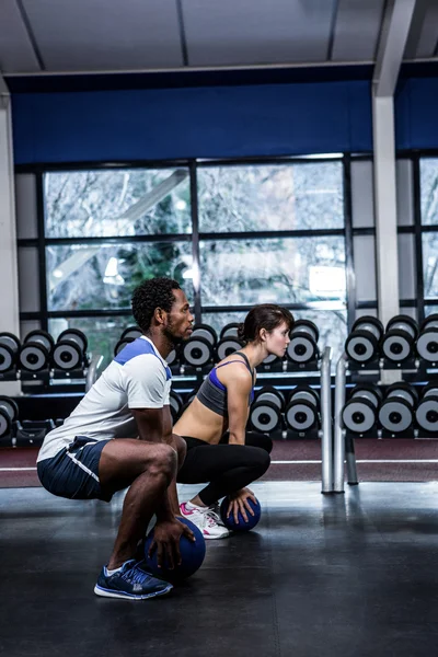 Couple exercice avec médecine ballon — Photo