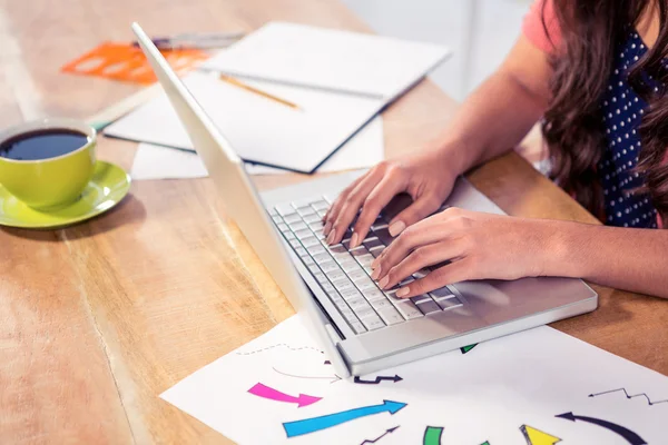 Kobieta korzysta z laptopa w biurze kreatywnych — Zdjęcie stockowe