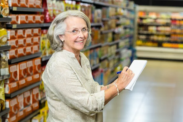 Lista de verificación de mujeres mayores en el supermercado —  Fotos de Stock
