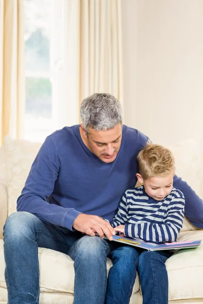 Pai e filho lendo livro — Fotografia de Stock