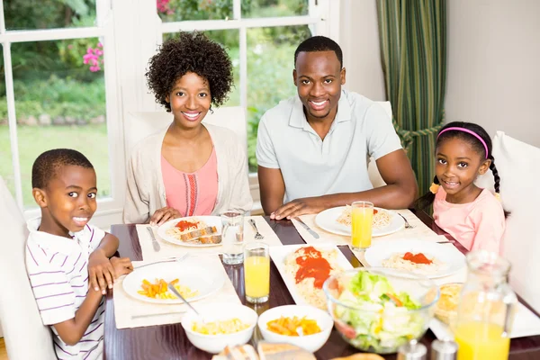 Familia feliz comiendo juntos — Foto de Stock