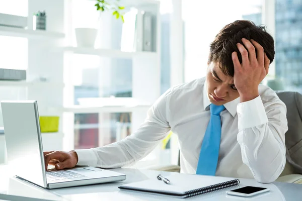 Cansado asiático empresário trabalhando em sua mesa — Fotografia de Stock