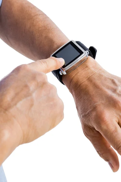 Fechar de um smartwatch em um pulso — Fotografia de Stock