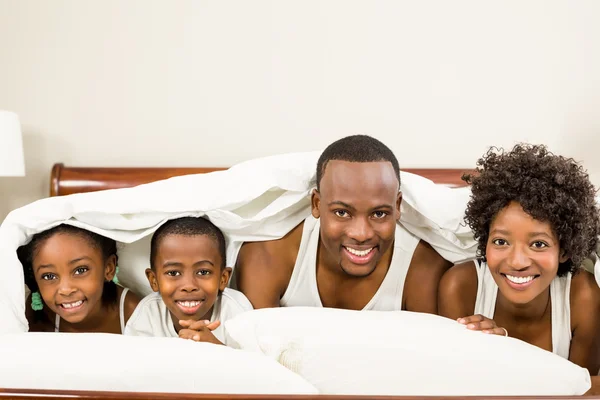 Niedliche Familie ruht sich im Bett aus — Stockfoto