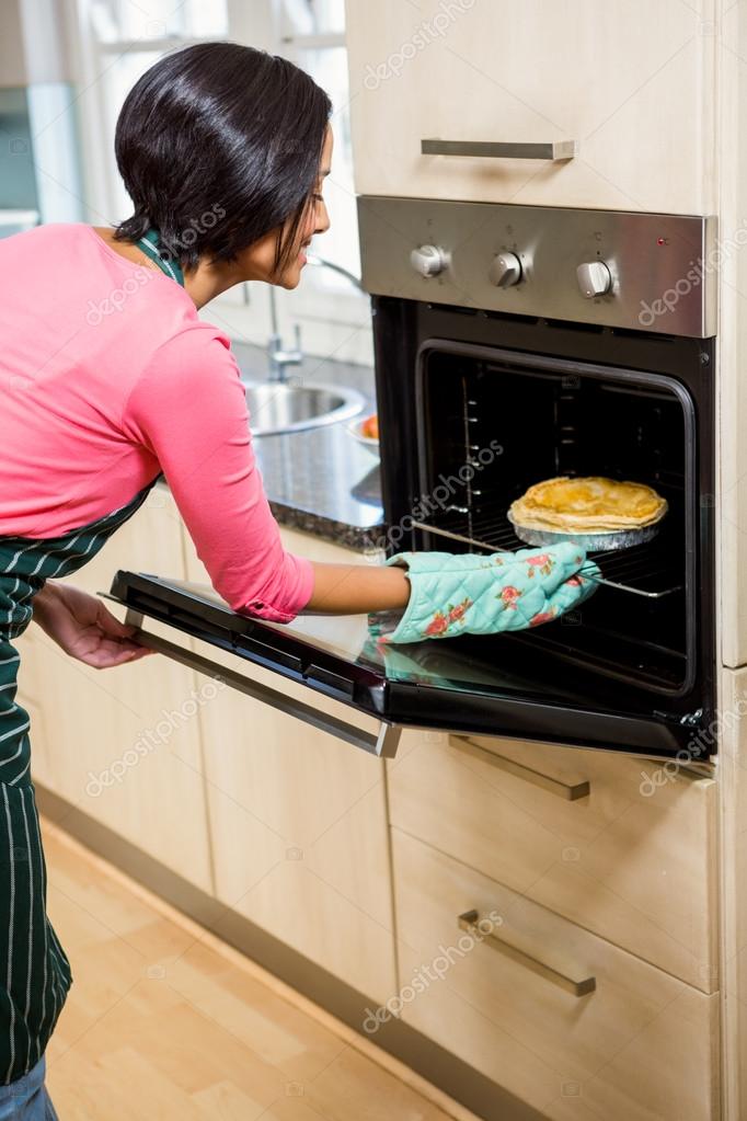 Imágenes: hornear | Sonriendo para hornear pastel de mujer — Foto de