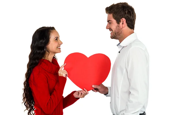 Sonriente pareja sosteniendo papel corazón —  Fotos de Stock