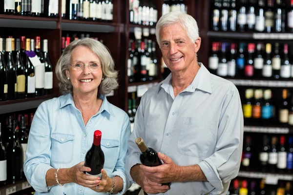 Smiling senior couple choosing wine — Stock Photo, Image