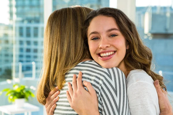 Moeder en dochter knuffelen — Stockfoto