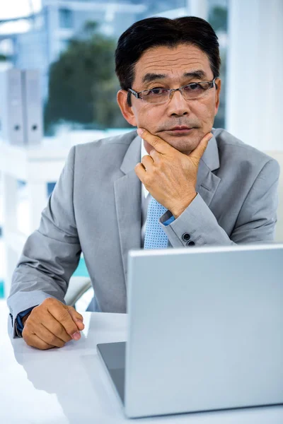 Portret van Aziatische zakenman — Stockfoto