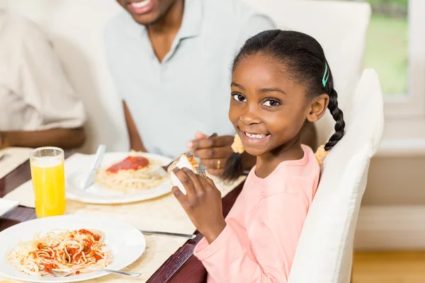 Familie genieten van hun maaltijd — Stockfoto